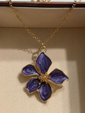 Purple Gold Tone Enamel 5-Petal Flower Pendant Necklace.